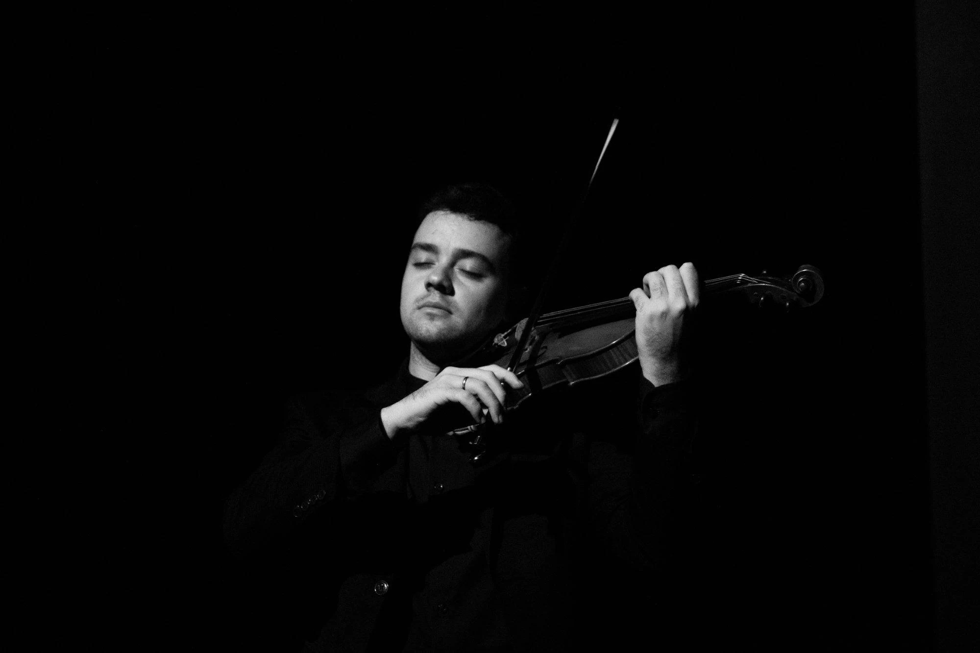 Diego Adinolfi com seu violino em retrato artístico