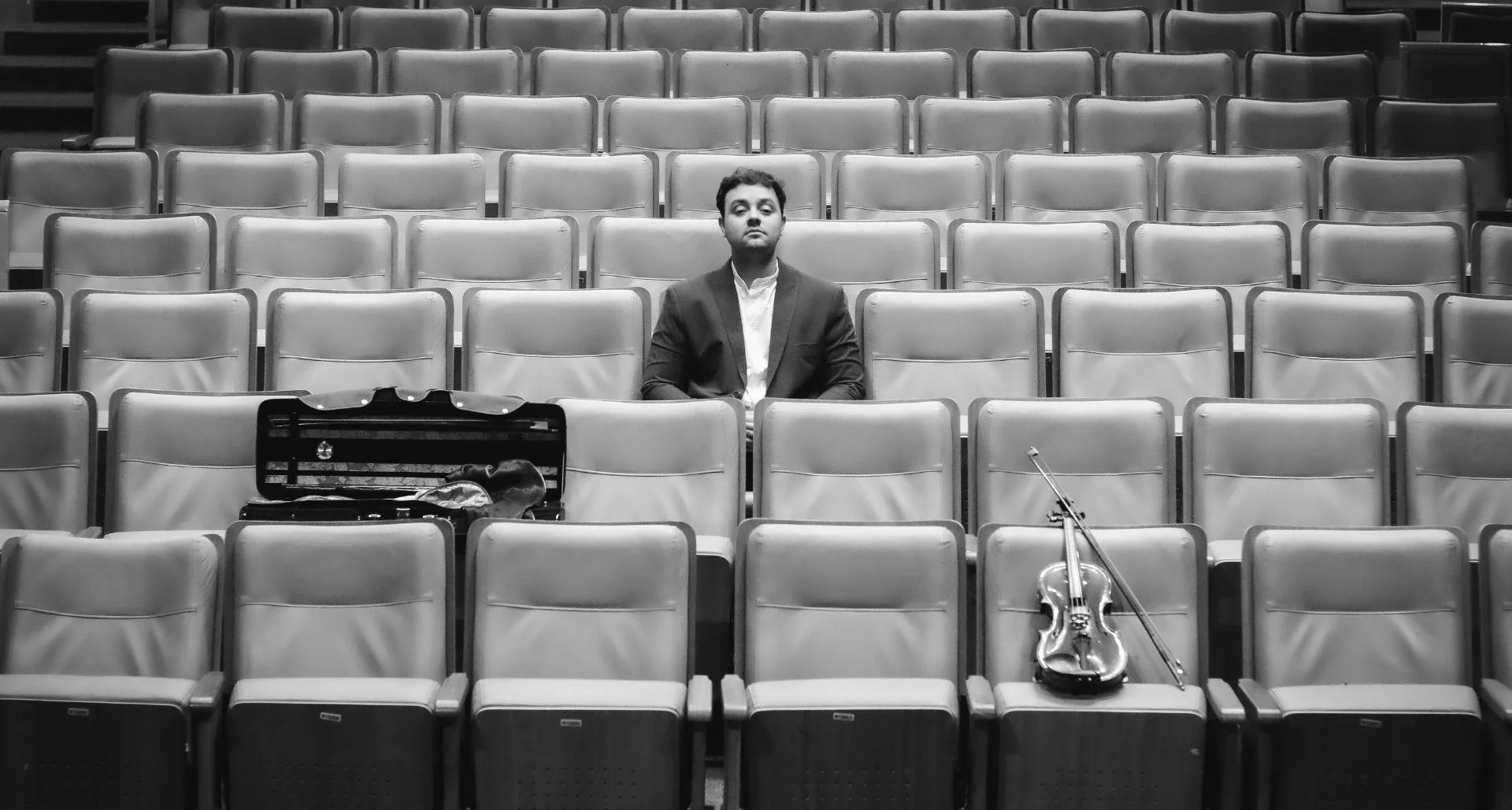 Diego Adinolfi em apresentação solo no teatro